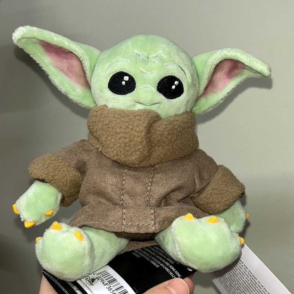 DISNEY PARKS "STAR WARS" GROGU MANDALORIAN BABY YODA MAGNETIC SHOULDER PLUSH NEW